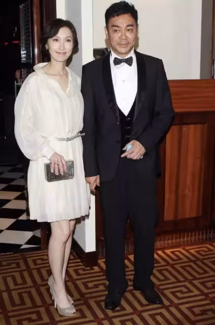 郭藹明真看不出有53歲了,她穿抹茶綠外套配白T恤,素顏狀態超能抗,網友:純天然美女就是美