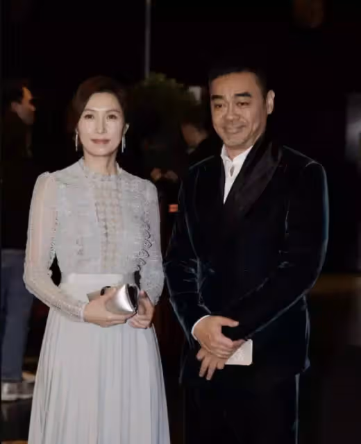 郭藹明真看不出有53歲了,她穿抹茶綠外套配白T恤,素顏狀態超能抗,網友:純天然美女就是美