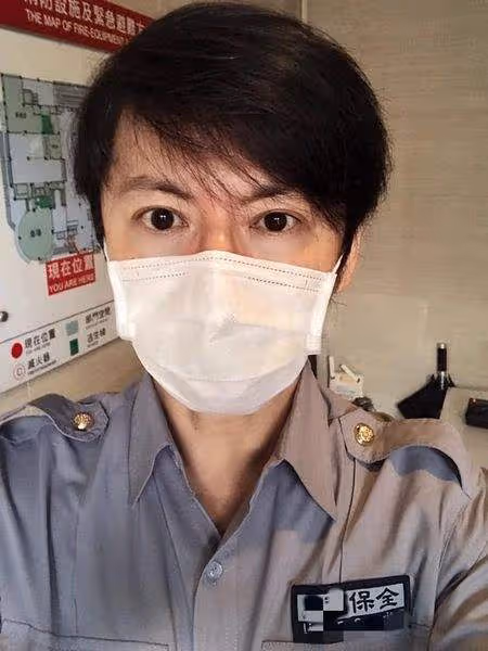 47歲男星轉行當保安，每天工作12小時需掃菸頭，皮鞋開裂補好再穿