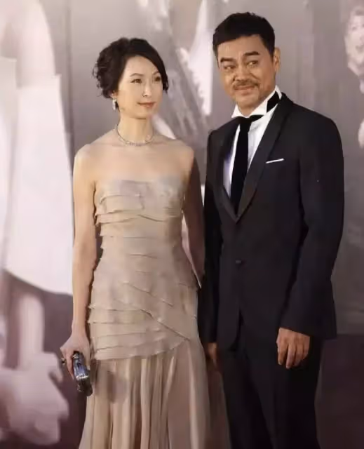 郭藹明真看不出有53歲了,她穿抹茶綠外套配白T恤,素顏狀態超能抗,網友:純天然美女就是美