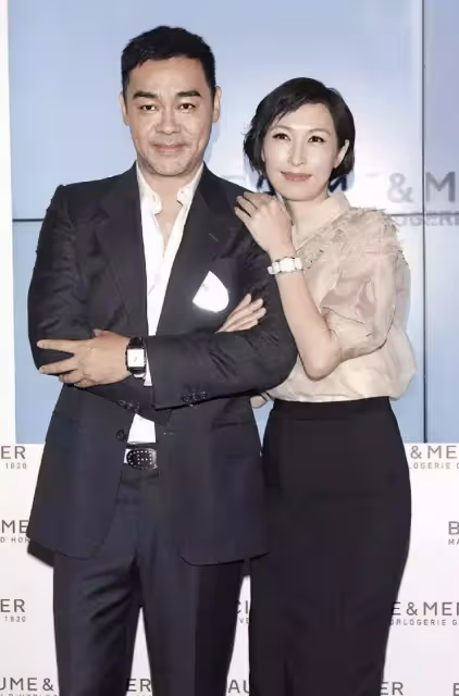 郭藹明真看不出有53歲了,她穿抹茶綠外套配白T恤,素顏狀態超能抗,網友:純天然美女就是美