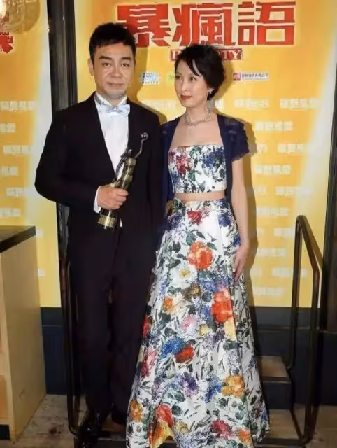 郭藹明真看不出有53歲了,她穿抹茶綠外套配白T恤,素顏狀態超能抗,網友:純天然美女就是美