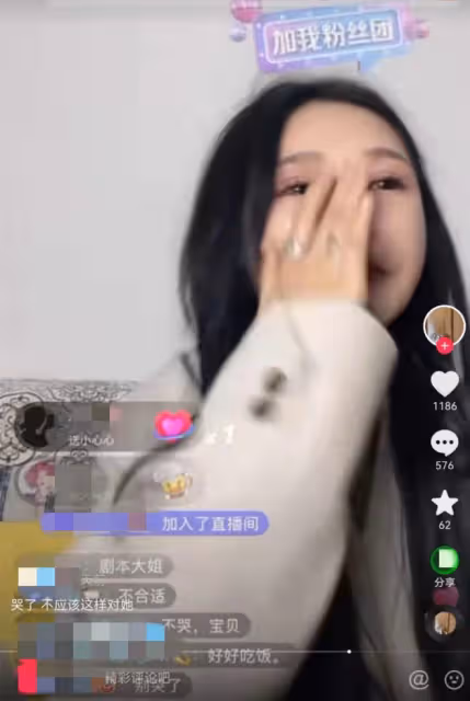 百萬粉網紅恢復單身!曾遭爸拋棄媽媽去世,如今與男友分手險輕生