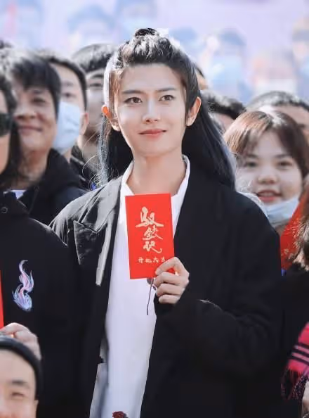 任嘉倫穿肌肉衣遭批不敬業,導演首出面澄清,力挺其專業稱很辛苦