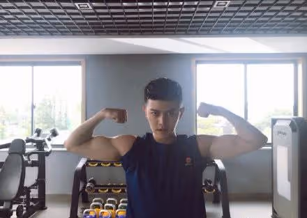 任嘉倫穿肌肉衣遭批不敬業,導演首出面澄清,力挺其專業稱很辛苦