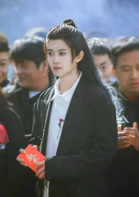 任嘉倫穿肌肉衣遭批不敬業,導演首出面澄清,力挺其專業稱很辛苦