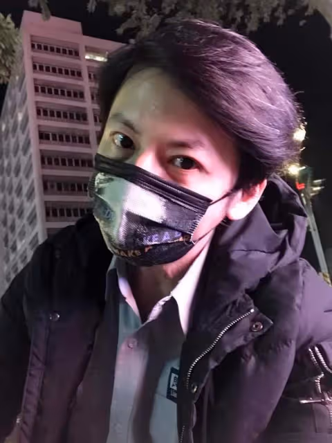 47歲男星轉行當保安，每天工作12小時需掃菸頭，皮鞋開裂補好再穿