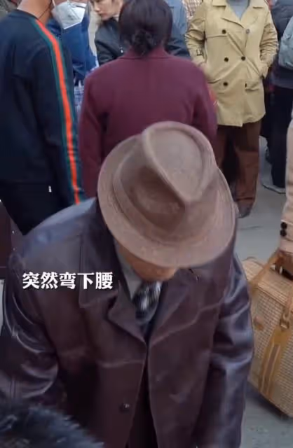 64歲葛優給群演大媽讓座，態度謙和雙手捧上，陪同群演站立等候
