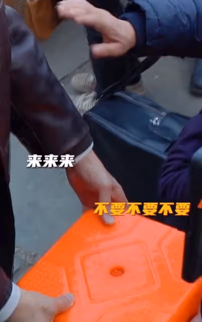 64歲葛優給群演大媽讓座，態度謙和雙手捧上，陪同群演站立等候