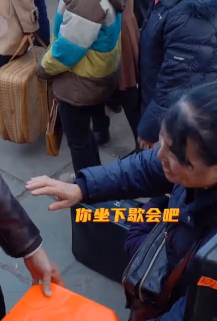 64歲葛優給群演大媽讓座，態度謙和雙手捧上，陪同群演站立等候