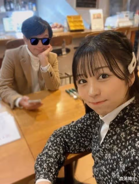男粉絲每周飛5百公里應援 真把「小27歲女偶像」娶回家