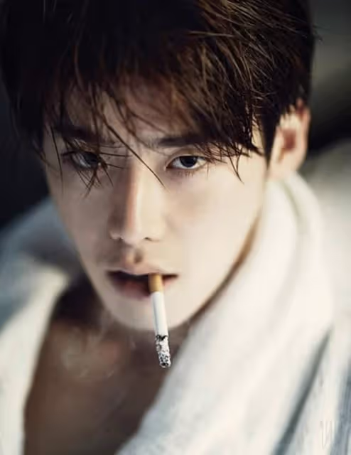 《我是遺物整理師》李帝勛抽菸很自然?16個私下會抽菸的韓星