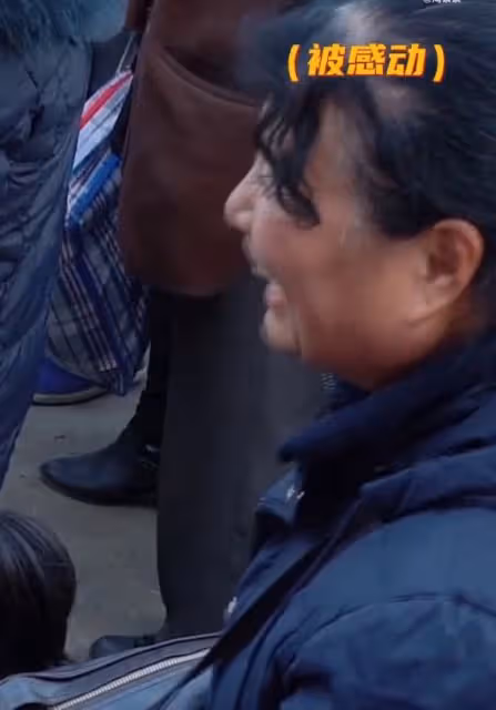 64歲葛優給群演大媽讓座，態度謙和雙手捧上，陪同群演站立等候