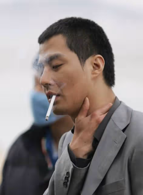 《我是遺物整理師》李帝勛抽菸很自然?16個私下會抽菸的韓星