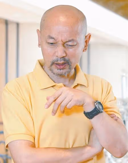64歲葛優給群演大媽讓座，態度謙和雙手捧上，陪同群演站立等候