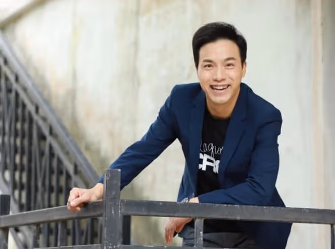 又一明星全家移居國外!獲圈中好友們送蛋糕餞行,感動到眼泛淚光