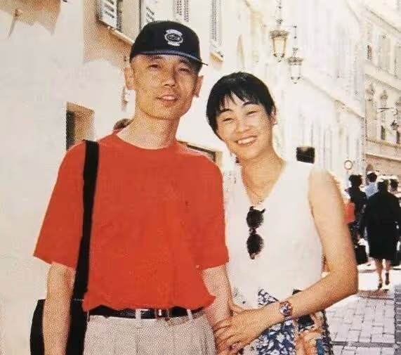 64歲葛優給群演大媽讓座，態度謙和雙手捧上，陪同群演站立等候
