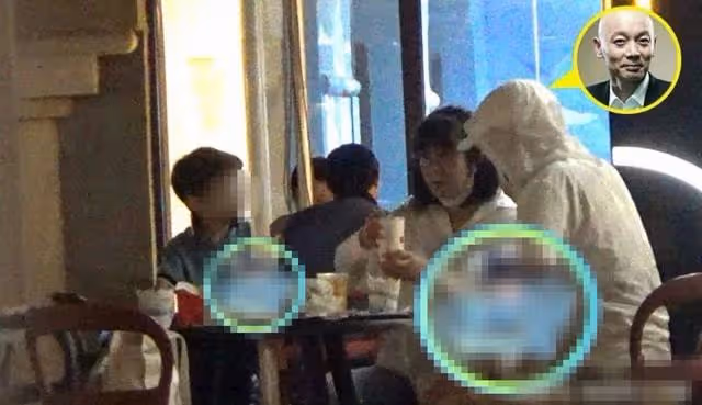 64歲葛優給群演大媽讓座，態度謙和雙手捧上，陪同群演站立等候