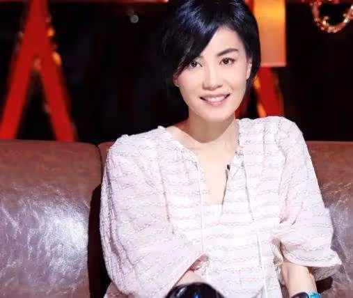 王菲罕見近照曝光，53歲狀態似少女，網友：難怪能拿下謝霆鋒