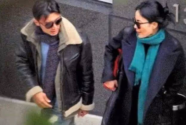 王菲罕見近照曝光，53歲狀態似少女，網友：難怪能拿下謝霆鋒