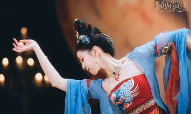 王菲罕見近照曝光,53歲狀態似少女,網友:難怪能拿下謝霆鋒