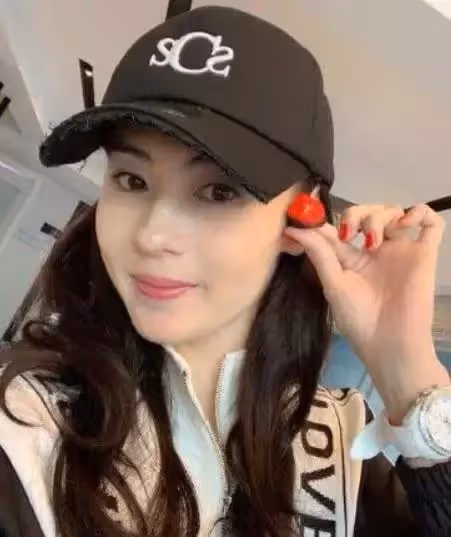 王菲女兒機場偶遇張柏芝！「沒叫阿姨」反脫口3字，全網狂讚：王菲教的好
