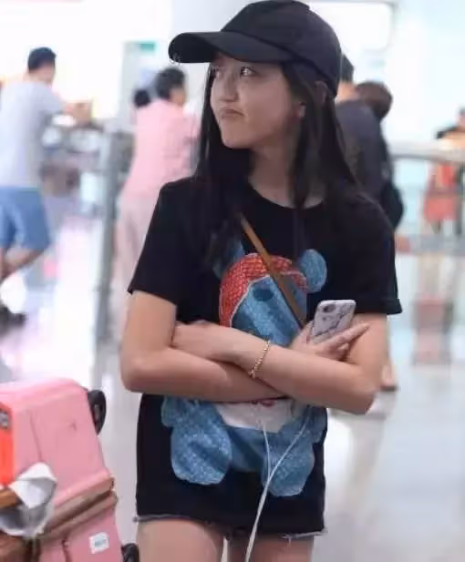 王菲女兒機場偶遇張柏芝！「沒叫阿姨」反脫口3字，全網狂讚：王菲教的好