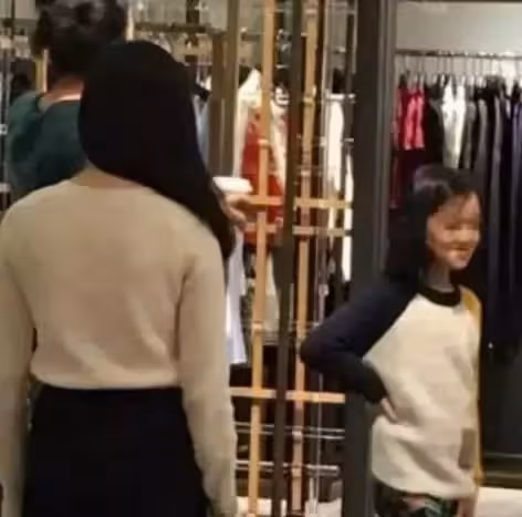 王菲女兒機場偶遇張柏芝！「沒叫阿姨」反脫口3字，全網狂讚：王菲教的好
