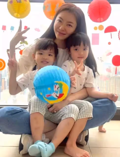 熊黛林「雙胞胎女兒」長相差太遠!姐姐大眼睛顏值隨媽媽,妹妹眼睛小像爸爸略顯普通