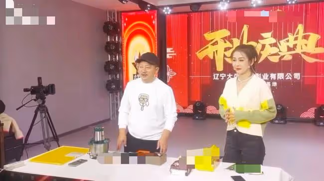 趙本山24歲兒子新公司開業，現場布置簡陋，站謝廣坤身後神情木訥