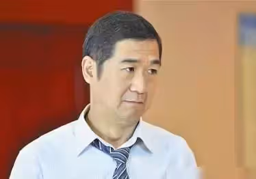 婚後丈夫出軌，原配含淚提出一要求轉身退出，丈夫愧疚凈身出戶與小三結婚32年不生子