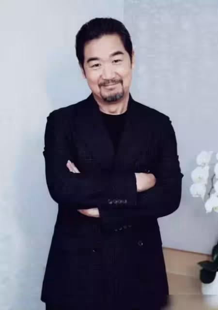 婚後丈夫出軌，原配含淚提出一要求轉身退出，丈夫愧疚凈身出戶與小三結婚32年不生子