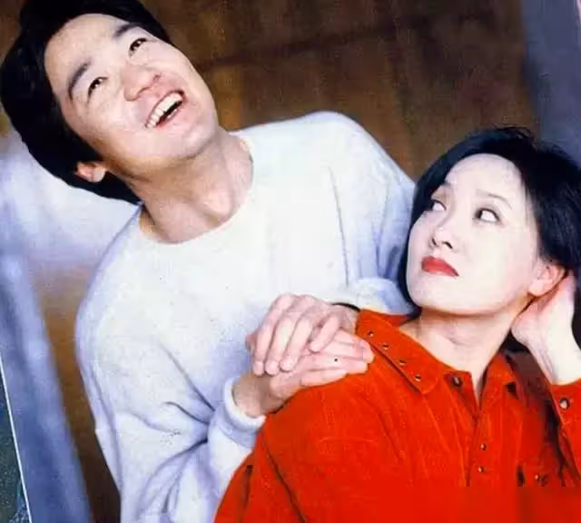 婚後丈夫出軌，原配含淚提出一要求轉身退出，丈夫愧疚凈身出戶與小三結婚32年不生子
