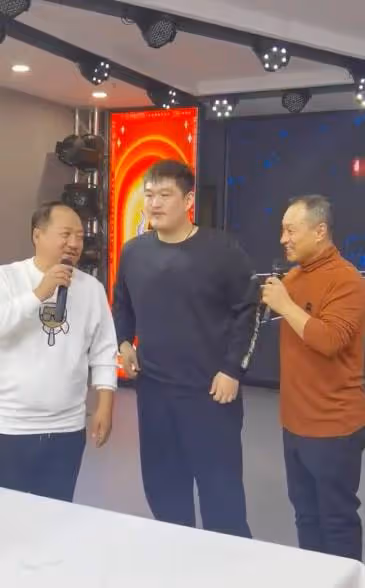 趙本山24歲兒子新公司開業，現場布置簡陋，站謝廣坤身後神情木訥