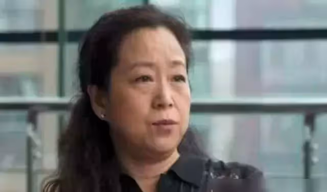 婚後丈夫出軌,原配含淚提出一要求轉身退出,丈夫愧疚凈身出戶與小三結婚32年不生子