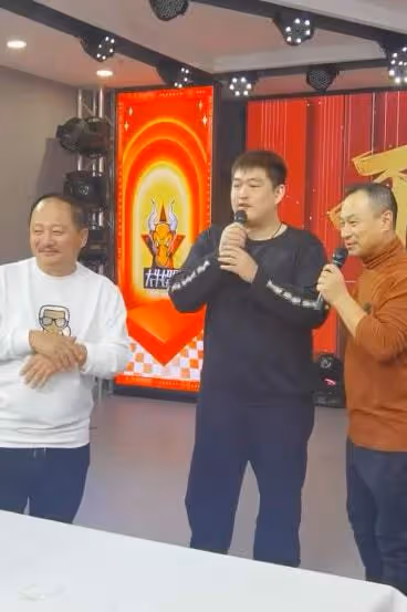 趙本山24歲兒子新公司開業，現場布置簡陋，站謝廣坤身後神情木訥