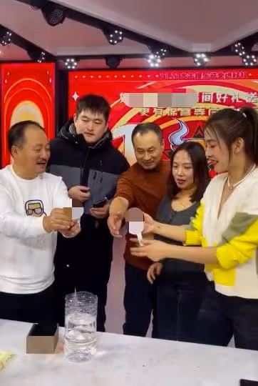 趙本山24歲兒子新公司開業，現場布置簡陋，站謝廣坤身後神情木訥