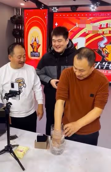 趙本山24歲兒子新公司開業，現場布置簡陋，站謝廣坤身後神情木訥