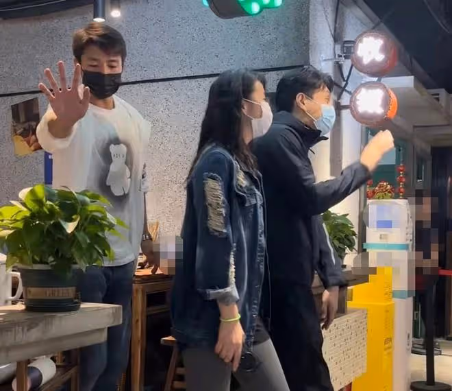靳東帶高挑美女吃火鍋被拍,女生長腿細又直,一旁助理趕忙擋鏡頭
