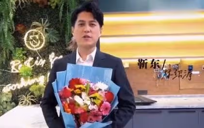 靳東帶高挑美女吃火鍋被拍,女生長腿細又直,一旁助理趕忙擋鏡頭