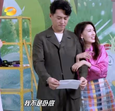 靳東帶高挑美女吃火鍋被拍，女生長腿細又直，一旁助理趕忙擋鏡頭