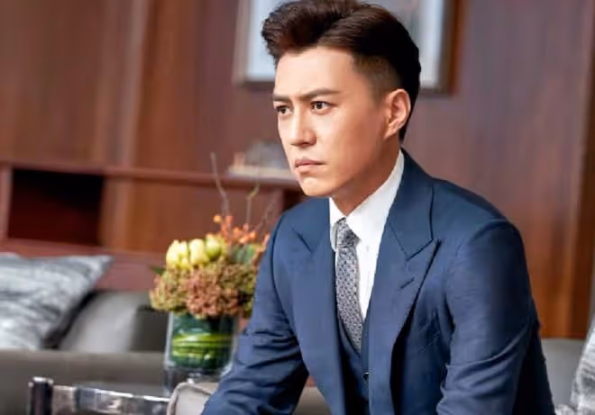 靳東帶高挑美女吃火鍋被拍，女生長腿細又直，一旁助理趕忙擋鏡頭