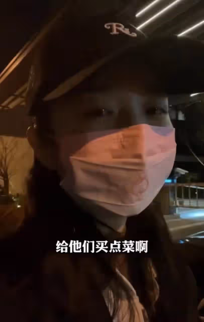 33歲女藝人小區被封無法回家!深夜為家人送物資,和幼女隔空喊話