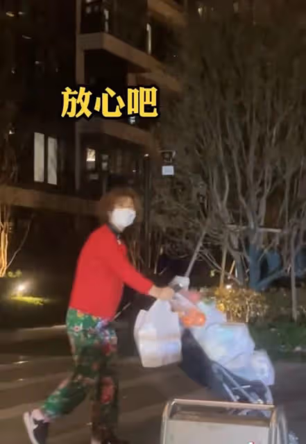 33歲女藝人小區被封無法回家!深夜為家人送物資,和幼女隔空喊話