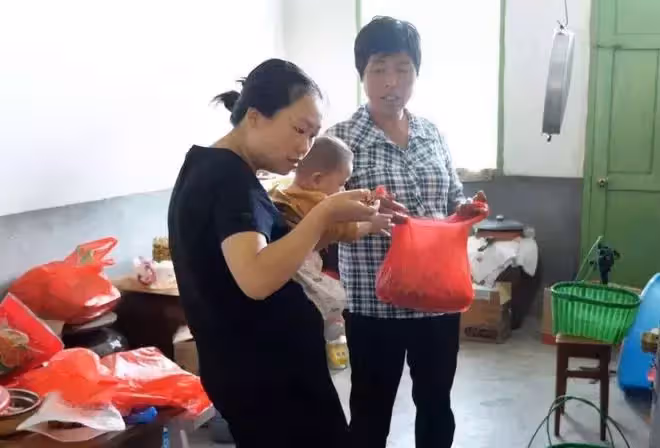 婆婆剛來照顧孫子,家裡就丟五千,老公提醒我看監控,我羞愧不已