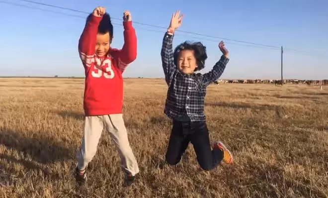 哥哥一輩子單身供妹妹上大學,妹妹年薪百萬後,哥哥後悔撫養妹妹