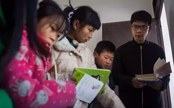 哥哥一輩子單身供妹妹上大學,妹妹年薪百萬後,哥哥後悔撫養妹妹