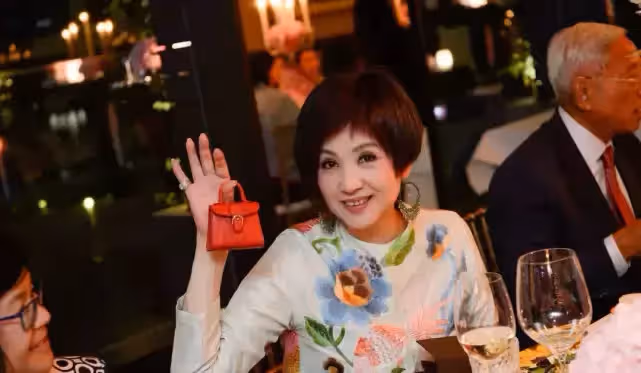 豪門媳婦待遇大不相同!霍家三個兒媳名字都是疊字「郭晶晶被感激下嫁霍家」 而她不受重視「連婚禮都沒有」