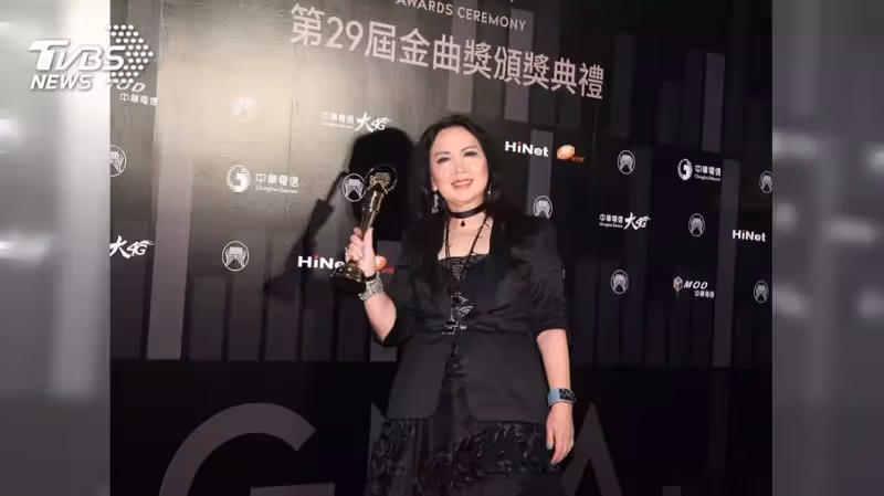 盼不到丈夫回頭!傳奇歌后2次被離婚「夫求放過他」含淚苦吞背叛 「把愛全給兒子」69歲不再為男人活