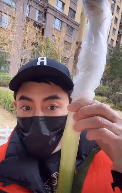 《還珠格格》蒙丹因疫情被困!稱食物賣得快,花5元買蔥做炒雞蛋